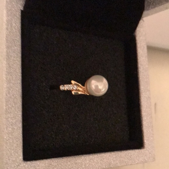 Pearl and rhinestone ring new without tags, size 7 1/2, gold tone setting - Picture 4 of 6